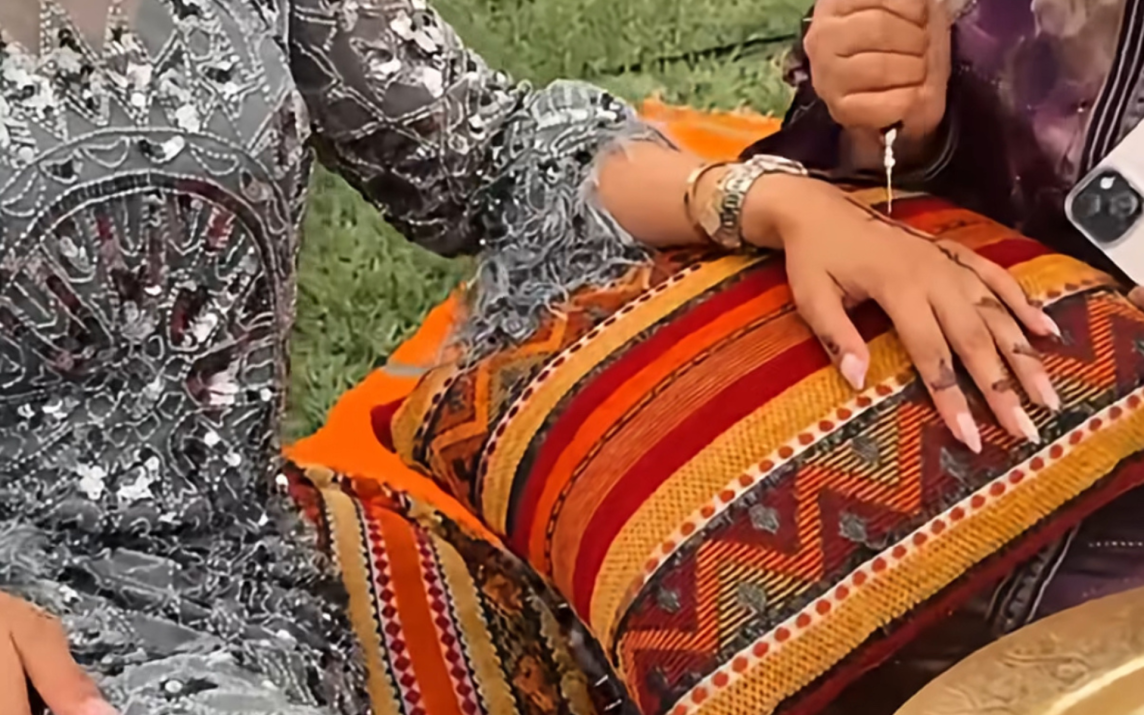 Woman puting henne ona woman's hand